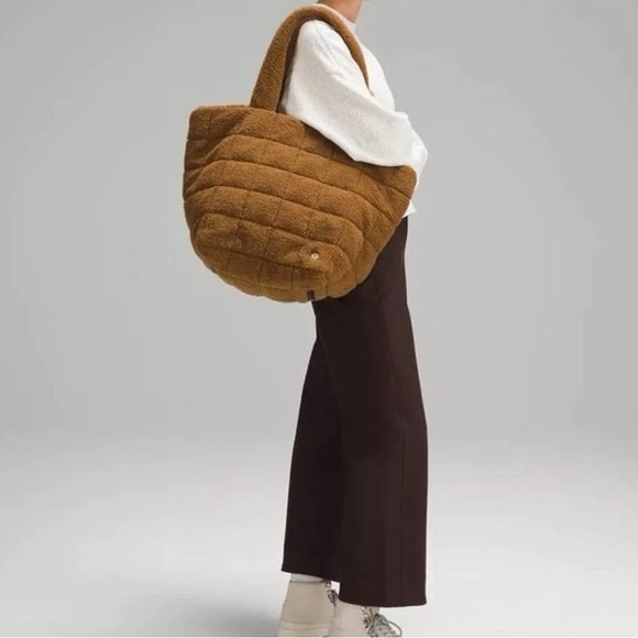 Lululemon, Quilted Grid Tote, 26L, Burnt Caramel - Picture 3 of 8